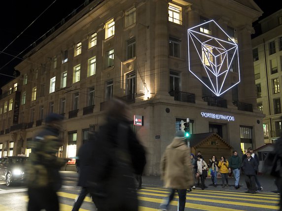 La place St-François à Lausanne accueille elle l'installation Hypercube de François Moncarey. © KEYSTONE/LAURENT GILLIERON