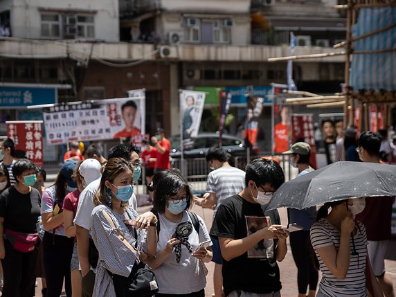 Des milliers de personnes ont fait la queue dans la chaleur estivale devant des bureaux de vote non officiels pour voter aux primaires des partis du camp pro-démocratie à Hong Kong. © KEYSTONE/EPA/JEROME FAVRE