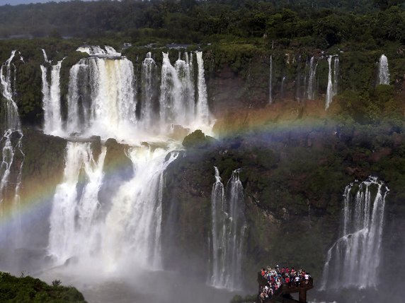 Les visites des chutes d'Iguazu à la frontière entre l'Argentine et le Brésil, considérées comme une des sept merveilles naturelles de la planète, ont repris, mais uniquement sur le territoire argentin (archives). © KEYSTONE/AP/JORGE SAENZ