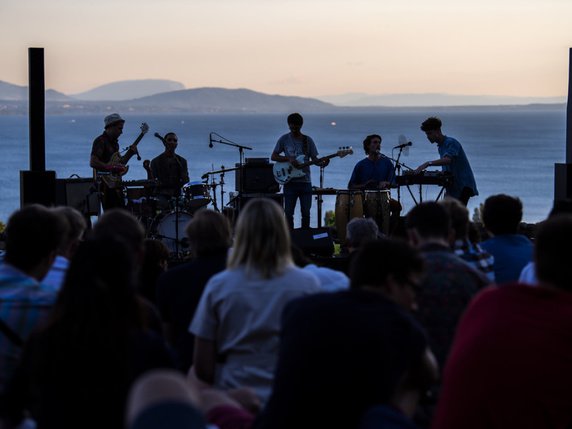 Le concert du groupe "Yakubane" samedi soir sur la colline du Languedoc à Lausanne. © Keystone/JEAN-CHRISTOPHE BOTT