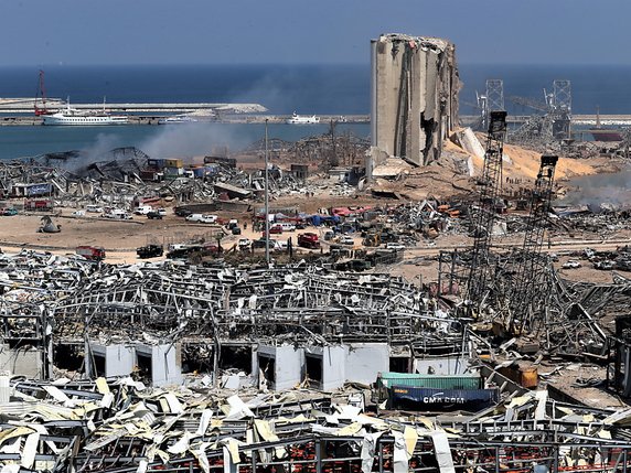 "On aurait dit un tsunami, ou Hiroshima. C'était un véritable enfer", a témoigné un habitant de Beyrouth. © KEYSTONE/EPA/NABIL MOUNZER