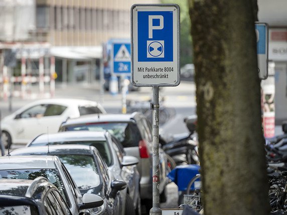 Les habitants qui doivent garer leur véhicule dans la rue doivent débourser des sommes qui varient fortement en fonction de la ville dans laquelle ils résident (image d'illustration). © KEYSTONE/CHRISTIAN BEUTLER