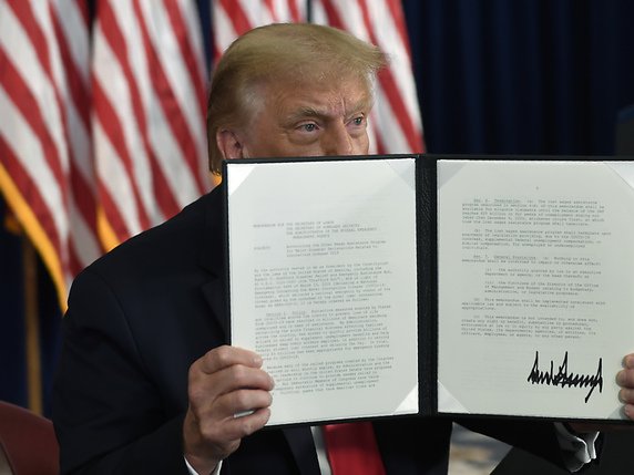 Donald Trump a signé quatre décrets qui prévoient notamment la prolongation d'une allocation chômage de 400 dollars par semaine. © KEYSTONE/AP/Susan Walsh