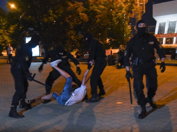 Un journaliste de l'AFP a vu des centaines de manifestants rassemblés en divers endroits de la ville et la police procéder à des arrestations. © KEYSTONE/EPA/MARINA SEREBRYAKOVA