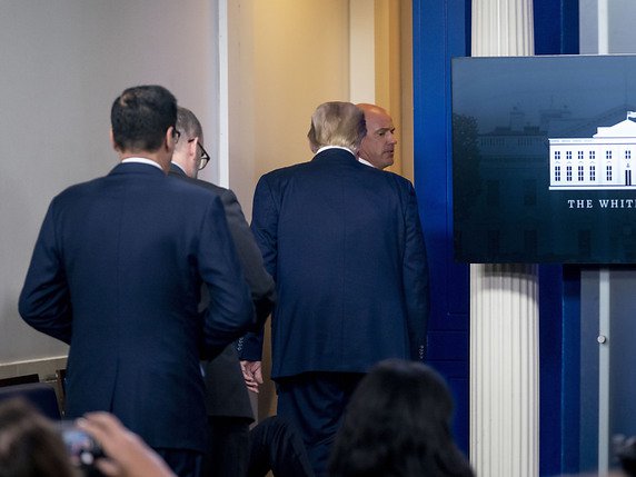 La conférence de presse de Donald Trump, qui venait de commencer depuis quelques minutes, a été brutalement interrompue. © KEYSTONE/AP/Andrew Harnik