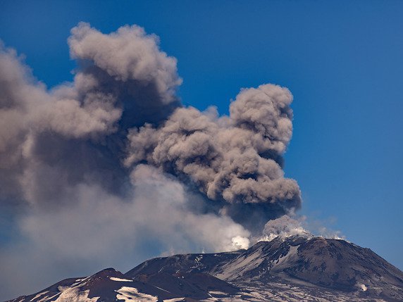 L'Etna surplombe la ville de Catane et son aéroport (archives). © KEYSTONE/AP/SALVATORE ALLEGRA