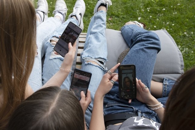 Ecoles: Les confiscations de téléphones portables le soir ou le week-end, c’est fini