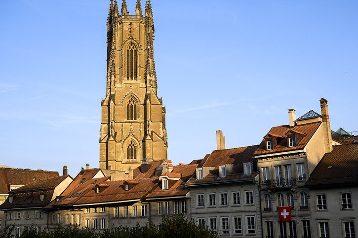 Le 11 octobre 2024, l'Université de Fribourg organise une journée d’études pour comprendre les enjeux et les conséquences liées au statut de cathédrale accordée à la Collégiale Saint-Nicolas (archives). © KEYSTONE/JEAN-CHRISTOPHE BOTT
