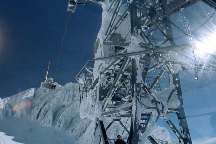 Il y a 25 ans, fin février 1999, on mesurait plus de 8 mètres de neige sur le Säntis. (archives) © Keystone/RUDOLF STEINER