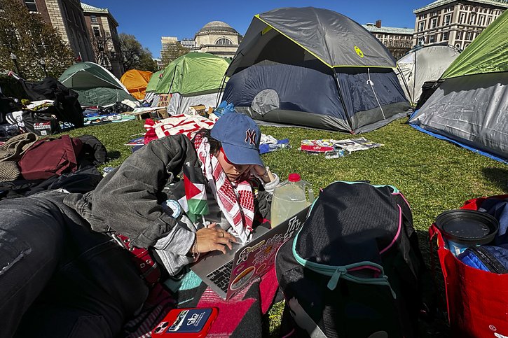 Lundi on pouvait constater des dizaines de tentes plantées sur la grande esplanade de l'université de Columbia. © KEYSTONE/AP/John Minchillo