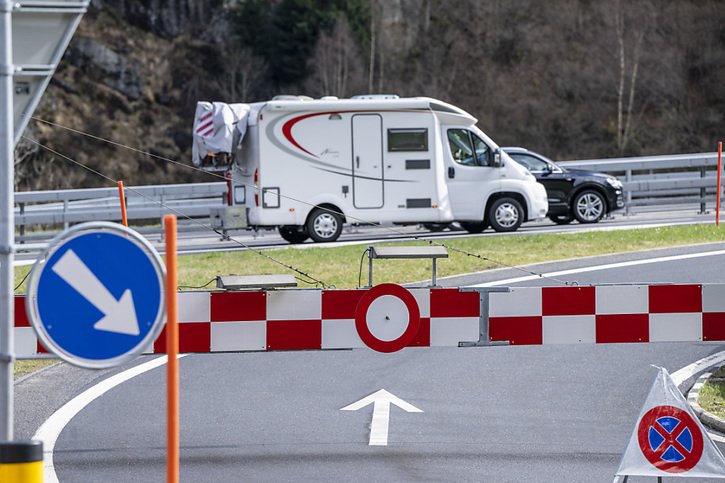 Lorsque les bouchons atteignent une certaine longueur, la police cantonale uranaise ferme les entrées de l'autoroute dans la haute vallée de la Reuss, comme ici à Wassen le 23 mars 2024 (archives). © KEYSTONE/URS FLUEELER