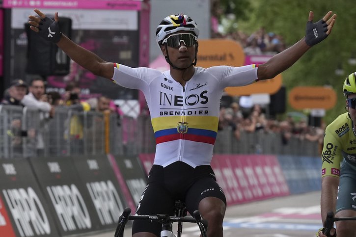 Jhonatan Narváez a levé les bras au terme de la première étape du Giro à Turin. © KEYSTONE/AP/Gian Mattia D'Alberto