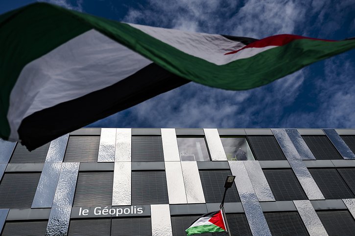 Des drapeaux palestiniens flottent sur le campus de l'UNIL. © KEYSTONE/JEAN-CHRISTOPHE BOTT