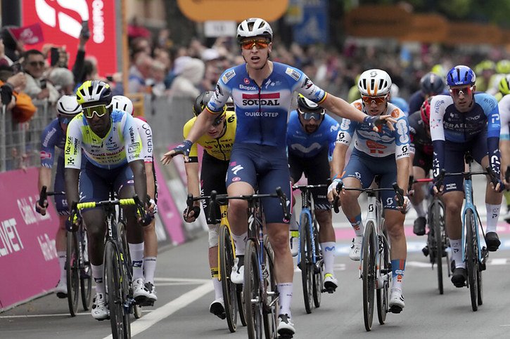 Tim Merlier peut lever les bras: le premier sprint du Giro est pour lui. © KEYSTONE/AP/Gian Mattia D'Alberto/