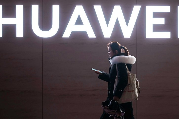 Huawei est depuis plusieurs années au centre d'une intense rivalité technologique entre Pékin et Washington, les Etats-Unis accusant l'entreprise - qui conteste fermement - de pouvoir espionner au profit des autorités chinoises. © KEYSTONE/EPA/ALEX PLAVEVSKI