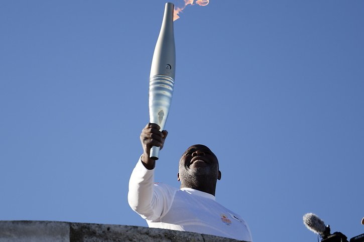 Basile Boli a lancé le relais de la flamme olympique à Marseille. © KEYSTONE/EPA/GUILLAUME HORCAJUELO