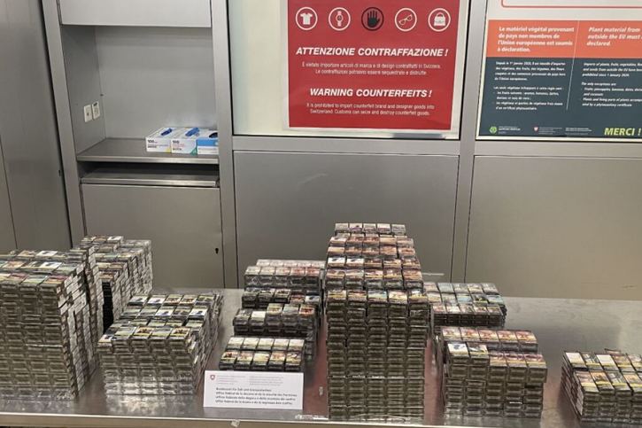 L'Office fédéral des douanes et de la sécurité des frontières a interpellé la semaine dernière deux hommes à l'aéroport de Genève, en possession de plus de 6700 paquets de cigarettes de contrebande. © Bundesamt für Zoll und Grenzsicherheit