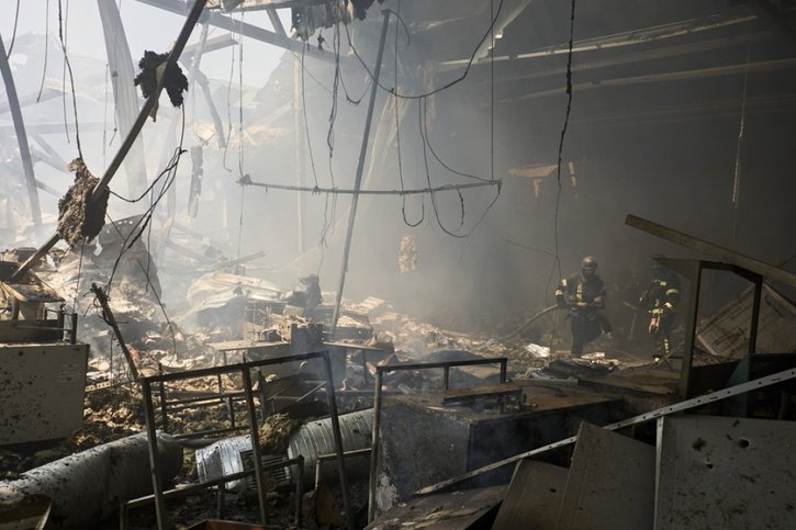 Selon les autorités ukrainiennes, entre 10'000 et 15'000 m2 sont en feu (archives). © Keystone/EPA/SERGEY KOZLOV