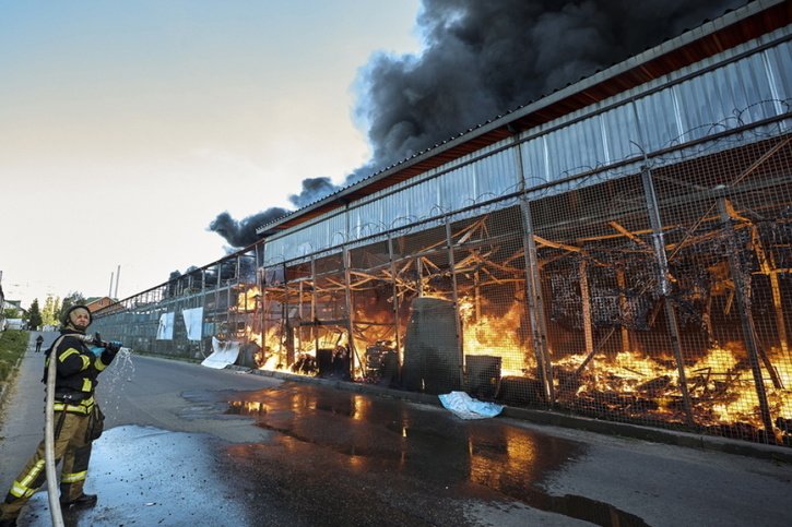 Il a fallu plus de 16 heures pour éteindre l'incendie dans l'hypermarché. © Keystone/EPA/SERGEY KOZLOV