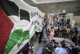 L’Uni de Fribourg occupée par des étudiants demandant un cessez-le-feu en Palestine