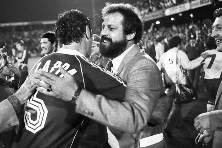 Paul Wolfisberg (à droite) enlace Gianpietro Zappa après la victoire contre l'Angleterre du 30 mai 1981. © KEYSTONE/STR