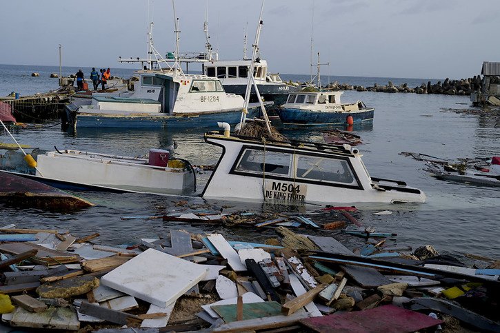 Des bateaux endommagés après le passage de l'ouragan Béryl au port de Bridgetown, dans les Barbades. © KEYSTONE/AP/Ricardo Mazalan