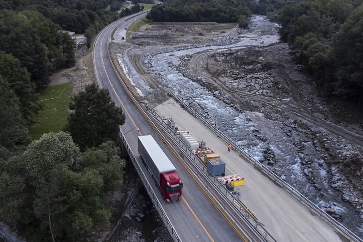 Les premiers camions ont emprunté l'axe nord-sud de l'A13 vendredi matin, suite à sa réouverture à partir de 05h00. © KEYSTONE/TI-PRESS/Pablo Gianinazzi