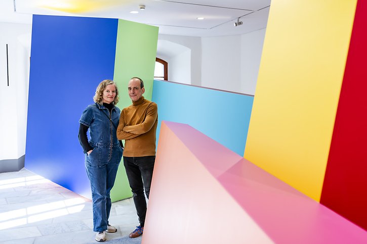 Le duo d'artistes bernois Sabina Lang et Daniel Baumann devant l'une de leurs installations conçues spécifiquement pour l'Ancienne Chancellerie, située dans l'enceinte du Penitencier en vieille ville de Sion. © KEYSTONE/JEAN-CHRISTOPHE BOTT