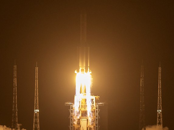 La fusée Longue-Marche 5, qui transporte la sonde, a décollé mardi à 04h30 locales depuis le centre spatial de Wenchang, sur l'île de Hainan (sud). © KEYSTONE/AP/Mark Schiefelbein