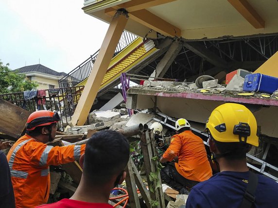 Plusieurs bâtiments se sont effondrés après le séisme, dont un hôpital, selon les autorités indonésiennes. © KEYSTONE/EPA/BASARNAS/HANDOUT