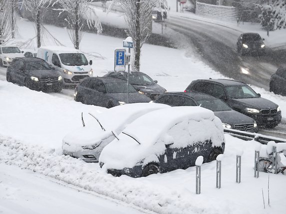Avec près de 30 cm de neige tombée la nuit dernière, la circulation à Zurich est fortement gênée. © KEYSTONE/Wey Alexandra