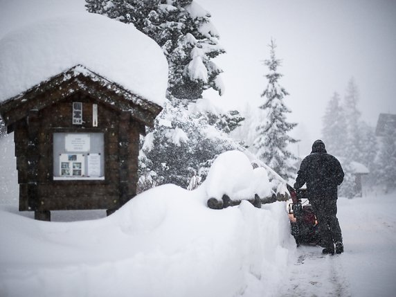 En montagne dans les Grisons, il est tombé entre 60 et 80 centimètres de neige, selon Météosuisse. © KEYSTONE/GIAN EHRENZELLER