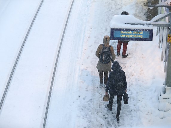 Les fortes chutes de neige ont entraîné vendredi matin la paralysie temporaire des transports publics en ville de Zurich. © KEYSTONE/Wey Alexandra