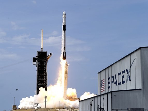 Le voyage se fera avec la fusée réutilisable Falcon 9 (archives). © KEYSTONE/AP/JOHN RAOUX