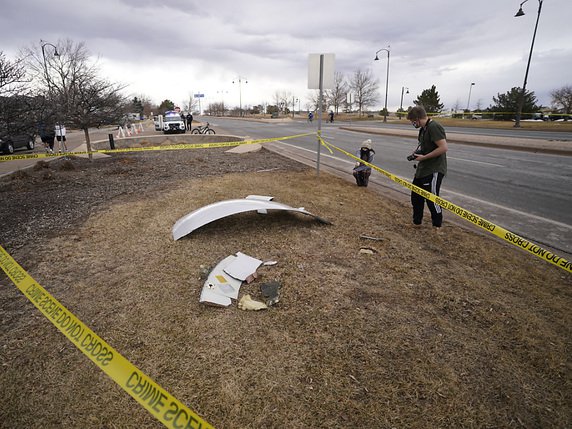 La police de Broomfield a publié des photos de gros morceaux de débris tombés dans les jardins de résidents. © KEYSTONE/AP/David Zalubowski