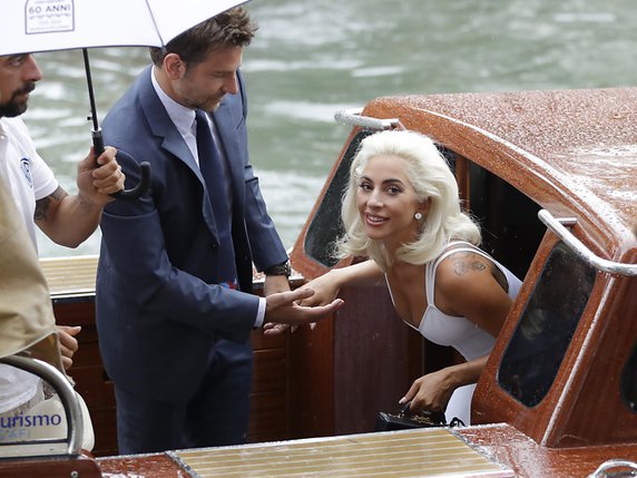 Lady Gaga est particulièrement attachée à ses chiens, qui l'accompagnent fréquemment lors d'événements publics et dont elle publie des photographies sur les réseaux sociaux (archives). © KEYSTONE/AP/KIRSTY WIGGLESWORTH