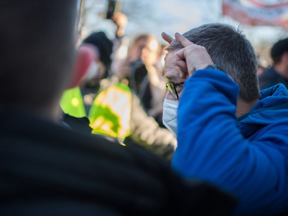 L'ancien ministre FPÖ de l'Intérieur Herbert Kickl a, dans une intervention devant la foule, accusé le gouvernement de mener une politique "folle et bizarre". © KEYSTONE/APA/APA/MICHAEL GRUBER
