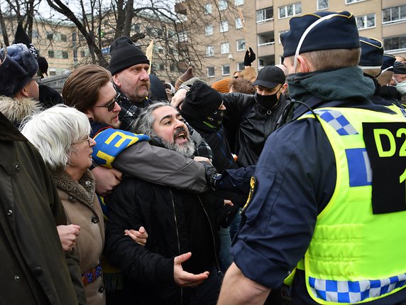 En Suède, deux personnes ont été arrêtées en marge d'une manifestation à Stockholm organisée également en protestation contre les mesures prises par le gouvernement  pour lutter contre le coronavirus, lors de laquelle six policiers ont été blessés. © KEYSTONE/AP/Henrik Montgomery