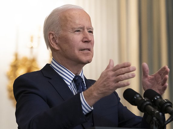 "Nous avons fait un pas de géant" pour venir en aide aux Américains, a dit Joe Biden, qui avait fait de ce plan de soutien massif l'une de ses promesses de campagne. © KEYSTONE/AP/Alex Brandon