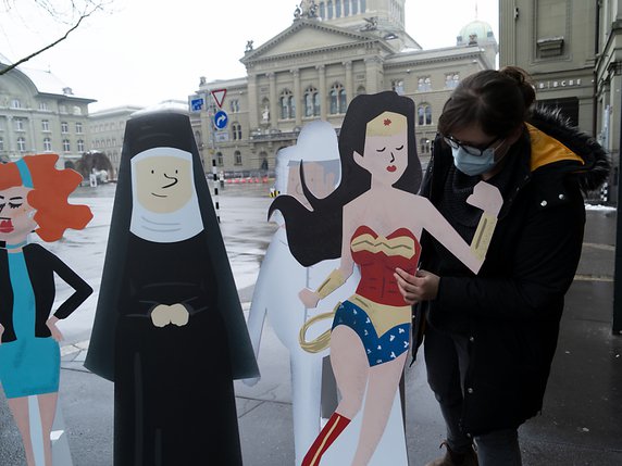 Les opposants à l'initiative anti-burqa, comme ici Operation Libero, dénoncent une atteinte aux libertés des femmes. Le sort du texte se joue dimanche (archives). © KEYSTONE/ADRIAN REUSSER
