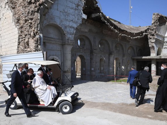 Le pape François visite une cathédrale dévastée à Mossoul. © KEYSTONE/EPA/ALESSANDRO DI MEO