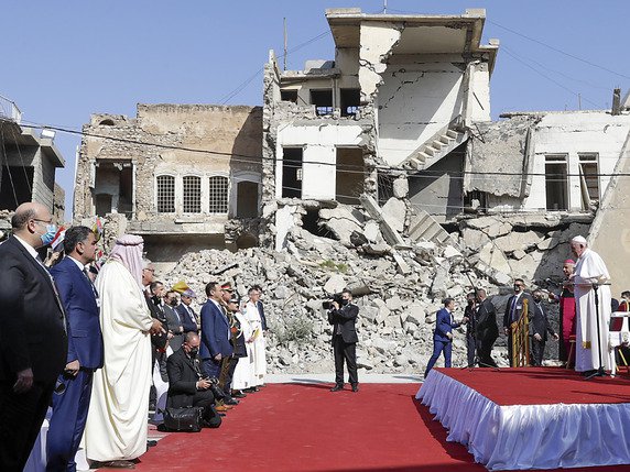 Le pape François prie pour les victimes de Mossoul, dans l'une des nombreuses églises détruites de la ville. © KEYSTONE/AP/Andrew Medichini