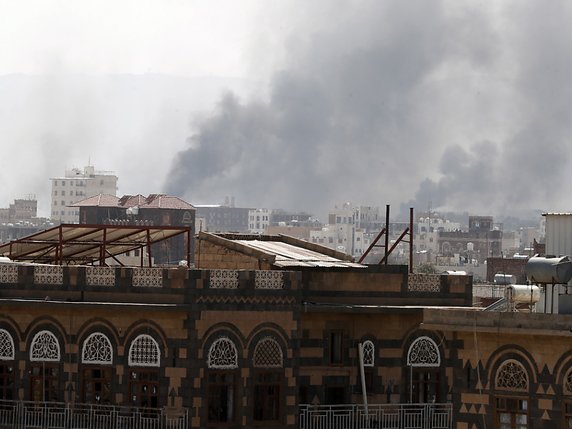 Les bombardements ont provoqué d'énormes explosions à Sanaa. © KEYSTONE/EPA/YAHYA ARHAB