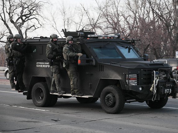 Les policiers ont placé des véhicules blindés à l'entrée du supermarché. © KEYSTONE/AP/Joe Mahoney