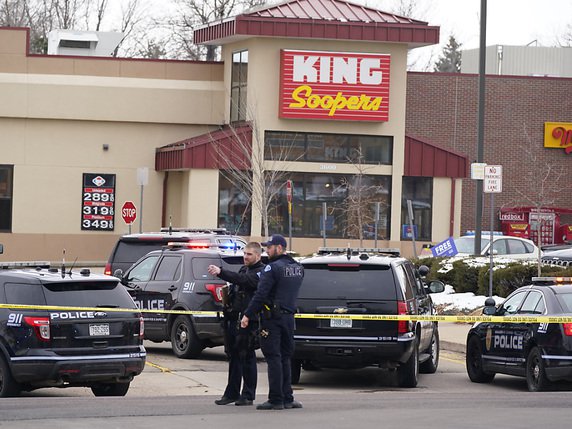 Le supermarché a été rapidement encerclé par la police. © KEYSTONE/AP/David Zalubowski