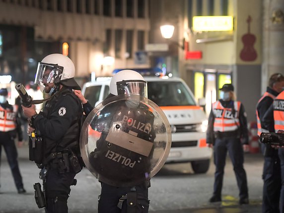La police était déployée avec un important dispositif sur la "Roten Platz" à Saint-Gall. © KEYSTONE/Michel Canonica