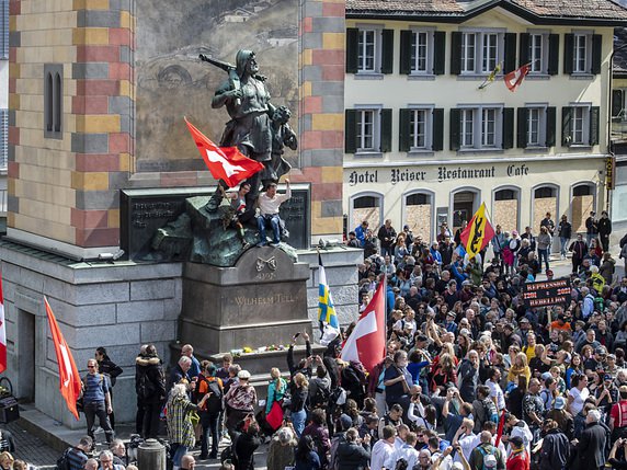 La police a fait face samedi après-midi à plusieurs centaines de manifestants opposés aux mesures anti-Covid à Altdorf (UR). © KEYSTONE/URS FLUEELER
