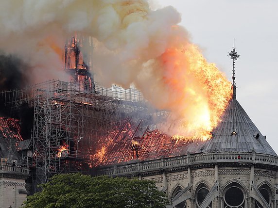 Après le gigantesque incendie qui a ravagé il y a deux ans la cathédrale Notre-Dame de Paris, les travaux de reconstruction vont pouvoir commencer l'hiver prochain (archives). © KEYSTONE/EPA/IAN LANGSDON