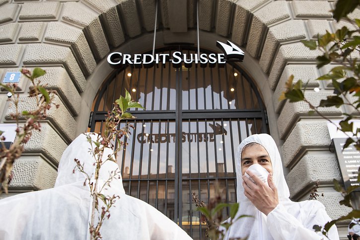 Le 8 juillet 2019, les militants ont bloqué l'accès au siège de Credit Suisse à travers un sit-in et l'installation de grands pots à plantes notamment (archives). © KEYSTONE/ENNIO LEANZA