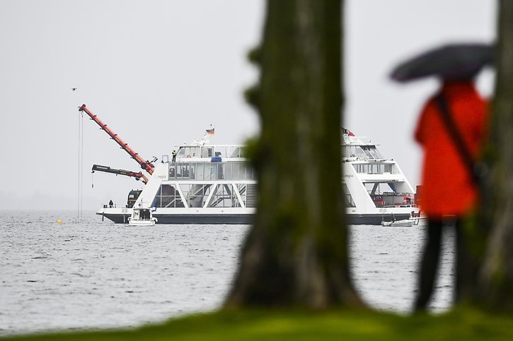 Le ferry et ses deux grues sont prêts à remonter l'épave au large de Staad (SG). © KEYSTONE/GIAN EHRENZELLER